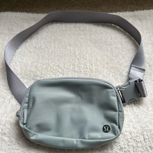 Lululemon Everywhere Belt Bag 1L in Silver Drop